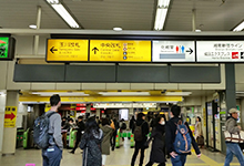 ❶JR渋谷駅、中央改札を出ます。改札を出たら右手・渋谷ヒカリエ方面に進みます。