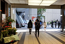 ❹左手に青山フラワーマーケットが増えてきます。そのまま、建物の外に出ます。道が二手に分かれているので、左方面に進みます。

