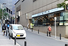 ❺右側に喫茶店・ルノアールがあります。そのまままっすぐ進んで頂きますと、正面にManulifeと書かれた青紫色のビルが見えます。ここが留学Womanのオフィスです。