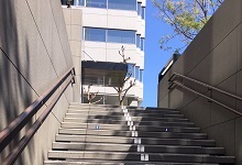 ❸10番出口の階段を上ると地上に出ます。