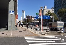 ❹地上に出たら、そのまま真っ直ぐ（駅を背にして）進み横断歩道を渡ります。
