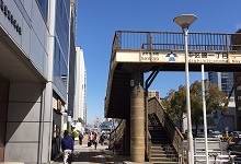 ❺弊社まではずっと直進です。1分ほど歩くと、歩道橋が見えてきます。