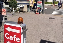 ❻歩道橋の先にある交差点は渡らずに手前を左折をしてください。角には、K branchというイタリアンレストランが入っています。

