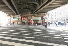 ❷駅を出て目の前にある横断歩道を渡ります。