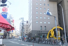 ❸渡り切ったら、右方面への横断歩道を渡ります。目印は右手に見えてくる黄色いオブジェです。