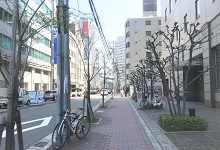 ❹右側にオブジェを見ながら、道なりにまっすぐ歩きます。
