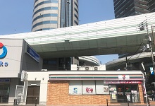 ❺左側にセブンイレブンが見えてきたら、交差点を進行方向に渡ります。