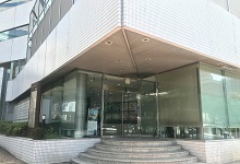❻渡りきったところに白い建物が見えてきます。この建物の中に大阪オフィスが入っています。階段を上がって右手のエレベータホールからエレベータにお乗りください。

