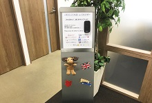 ❽Welcome to DEOW！上記の看板の黒いボタンを押してお待ちくださいませ。